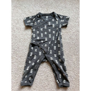 Triangle pattern onesie 6-9m
